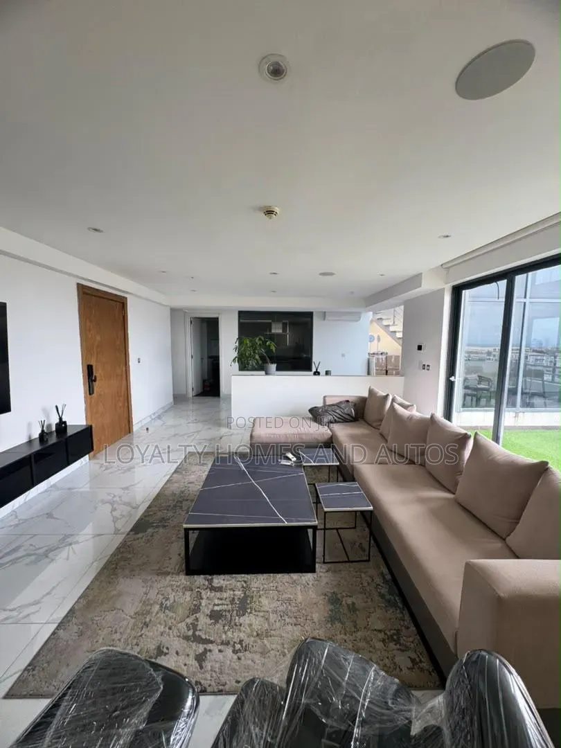 4bdrm Penthouse in Adeola Odeku for sale in Adeola Odeku