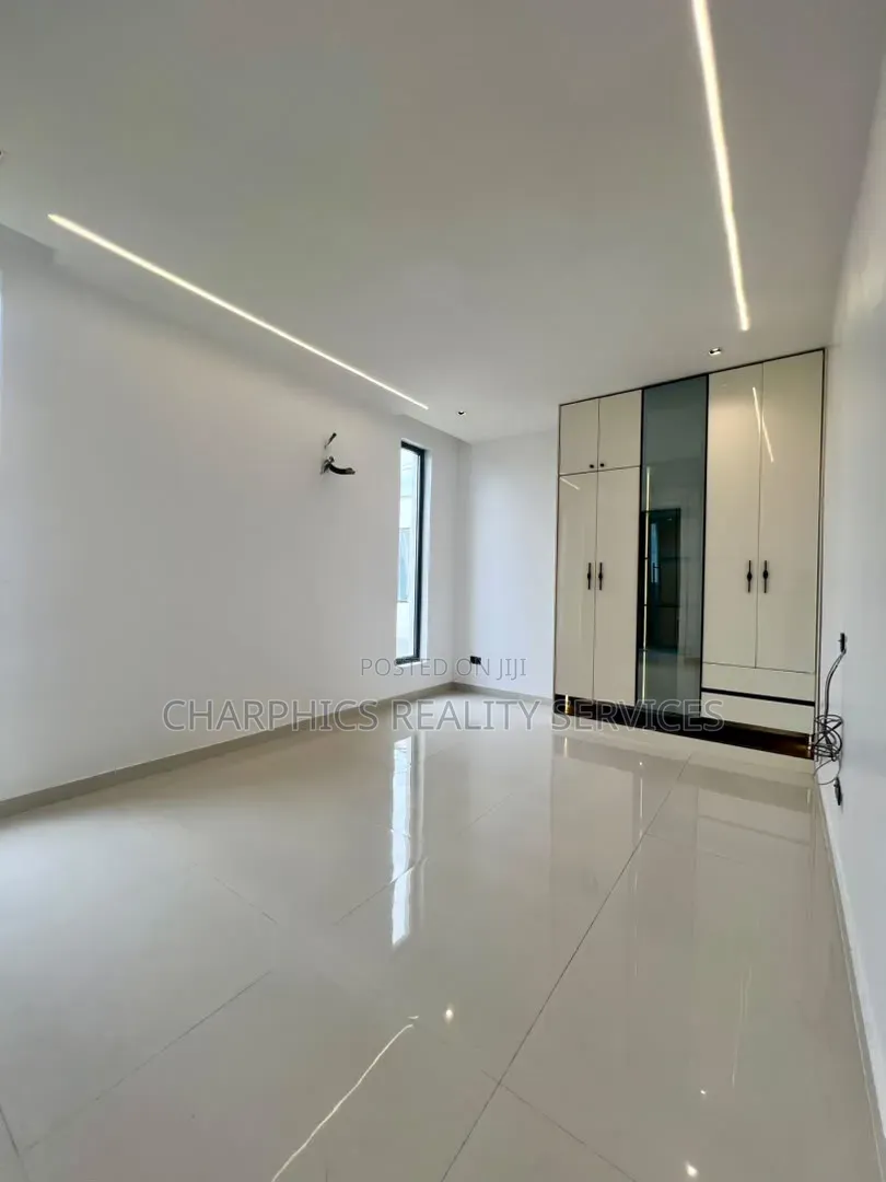 5bdrm Duplex in Ikate for sale in Ikate