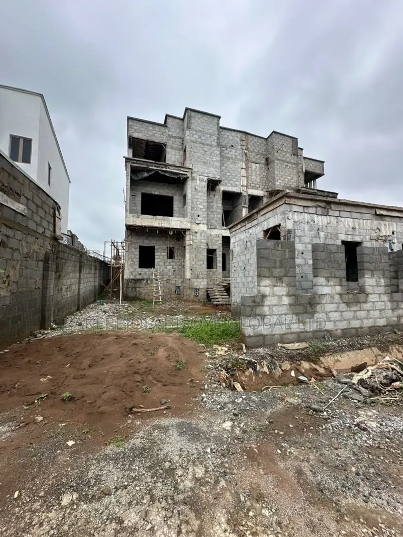 4bdrm Duplex in Lifecamp Abuja for sale in Life Camp