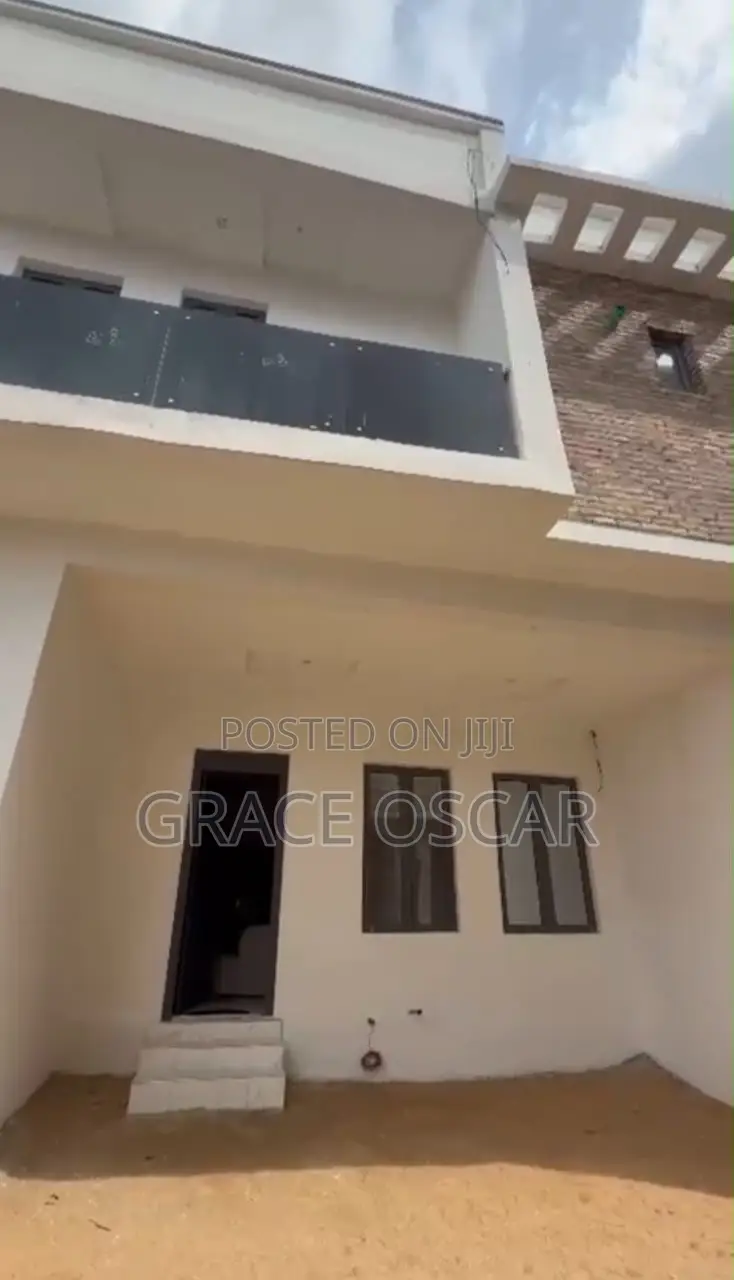3bdrm Apartment in Ogombo for sale in Ogombo