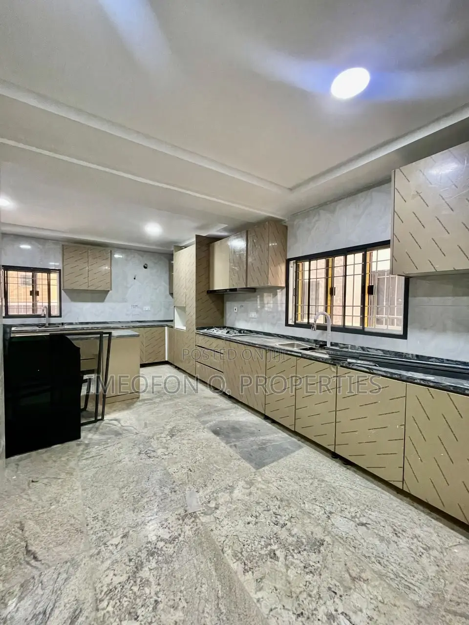 5bdrm Duplex in Bunkoro for sale in Bunkoro