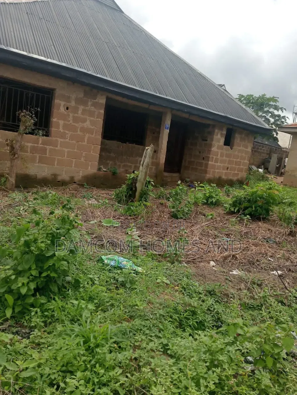 3bdrm Apartment in Ojimi, Apata for sale in Apata