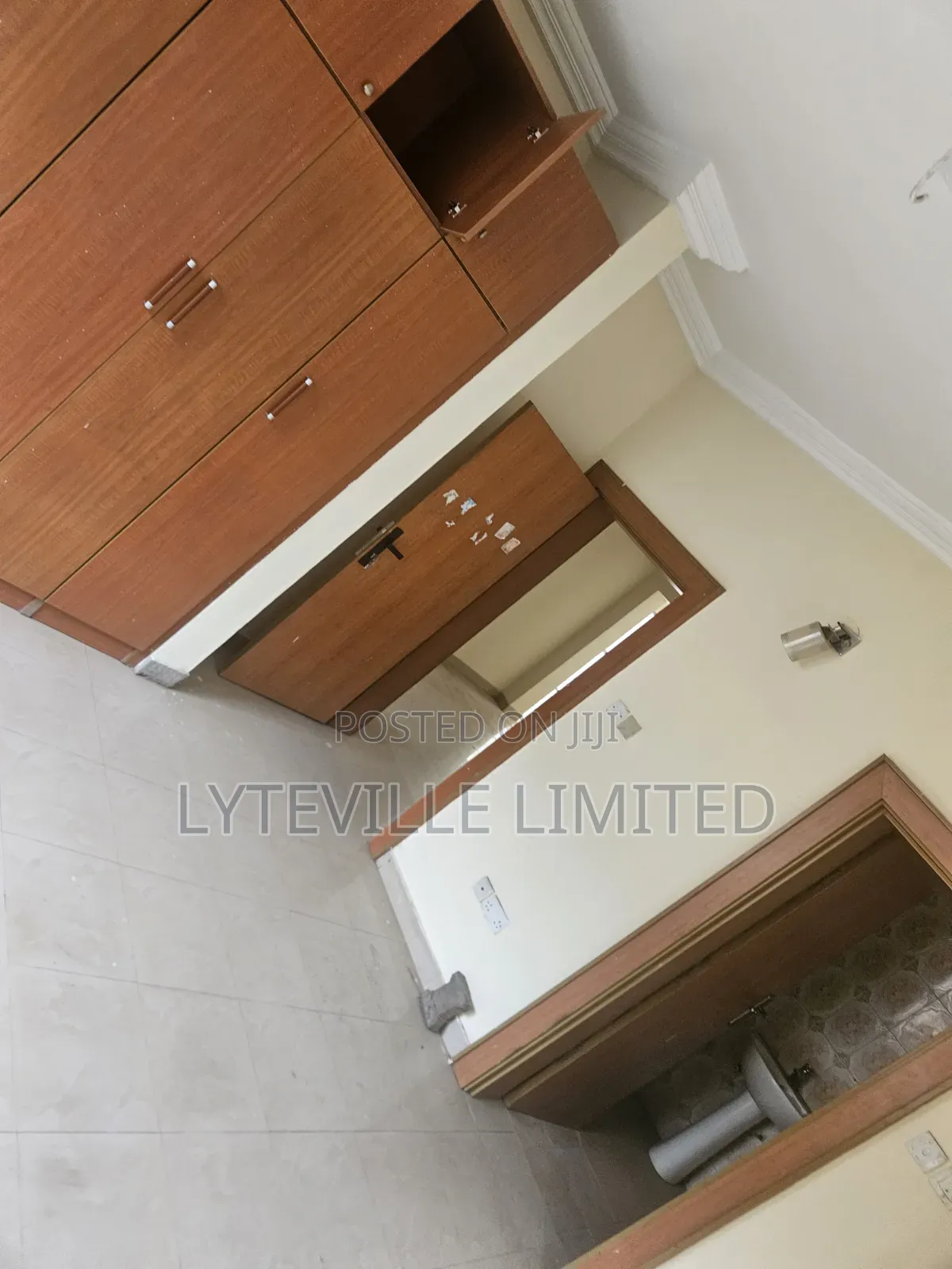 Renovated Office Flat Space in Utako