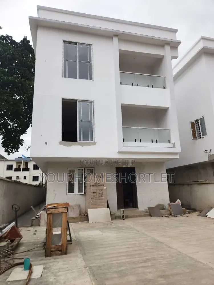 Six Bedroom Fully Detached Duplex With 2 Lounges in Ikeja GRA