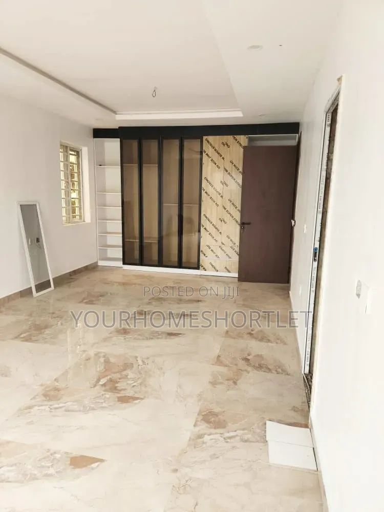 Six Bedroom Fully Detached Duplex With 2 Lounges in Ikeja GRA