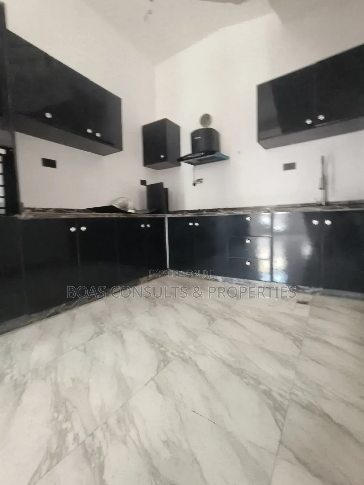 4bdrm Duplex in Chevron for rent in Chevron