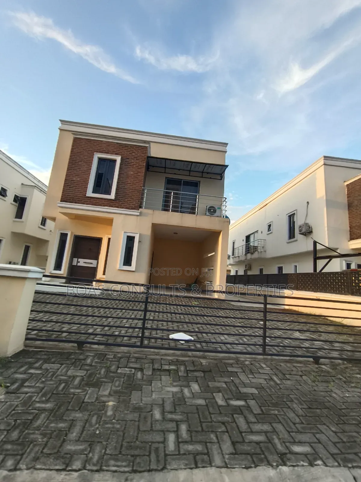 5bdrm Duplex in Chevron for rent in Chevron
