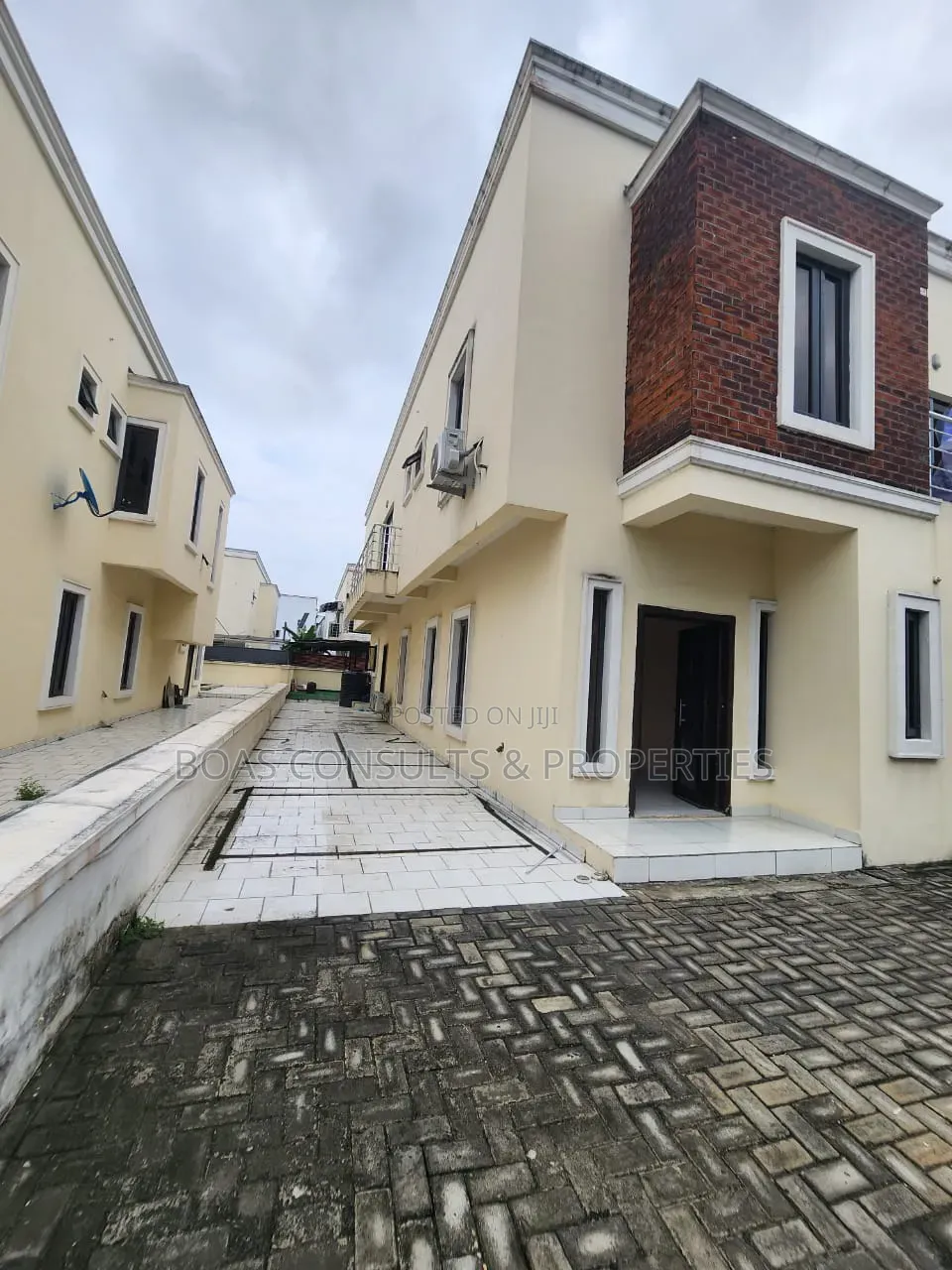 5bdrm Duplex in Chevron for rent in Chevron