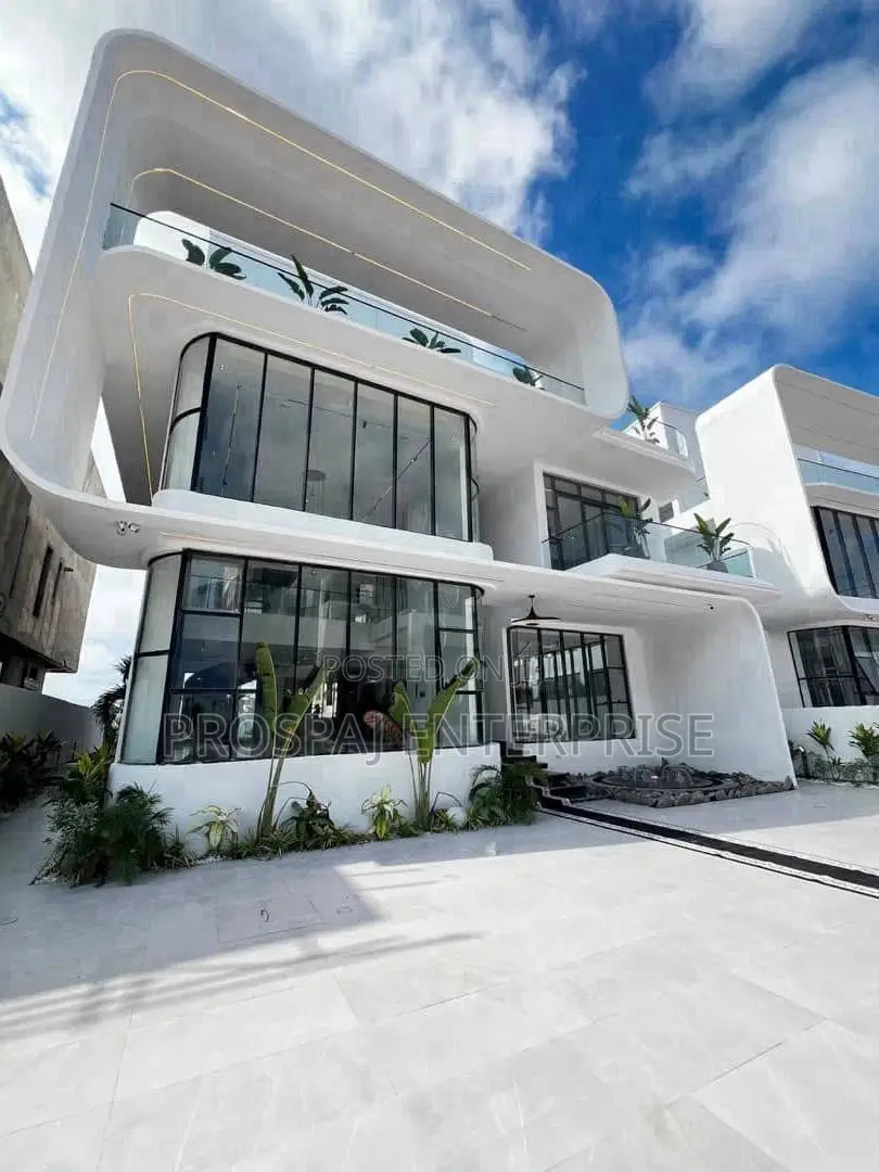 5bdrm Mansion in Osapa london for sale in Osapa london
