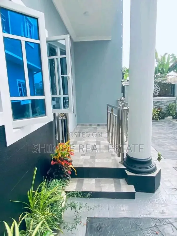 12bdrm Block of Flats in Uye Estate, Uyo for rent in Uyo
