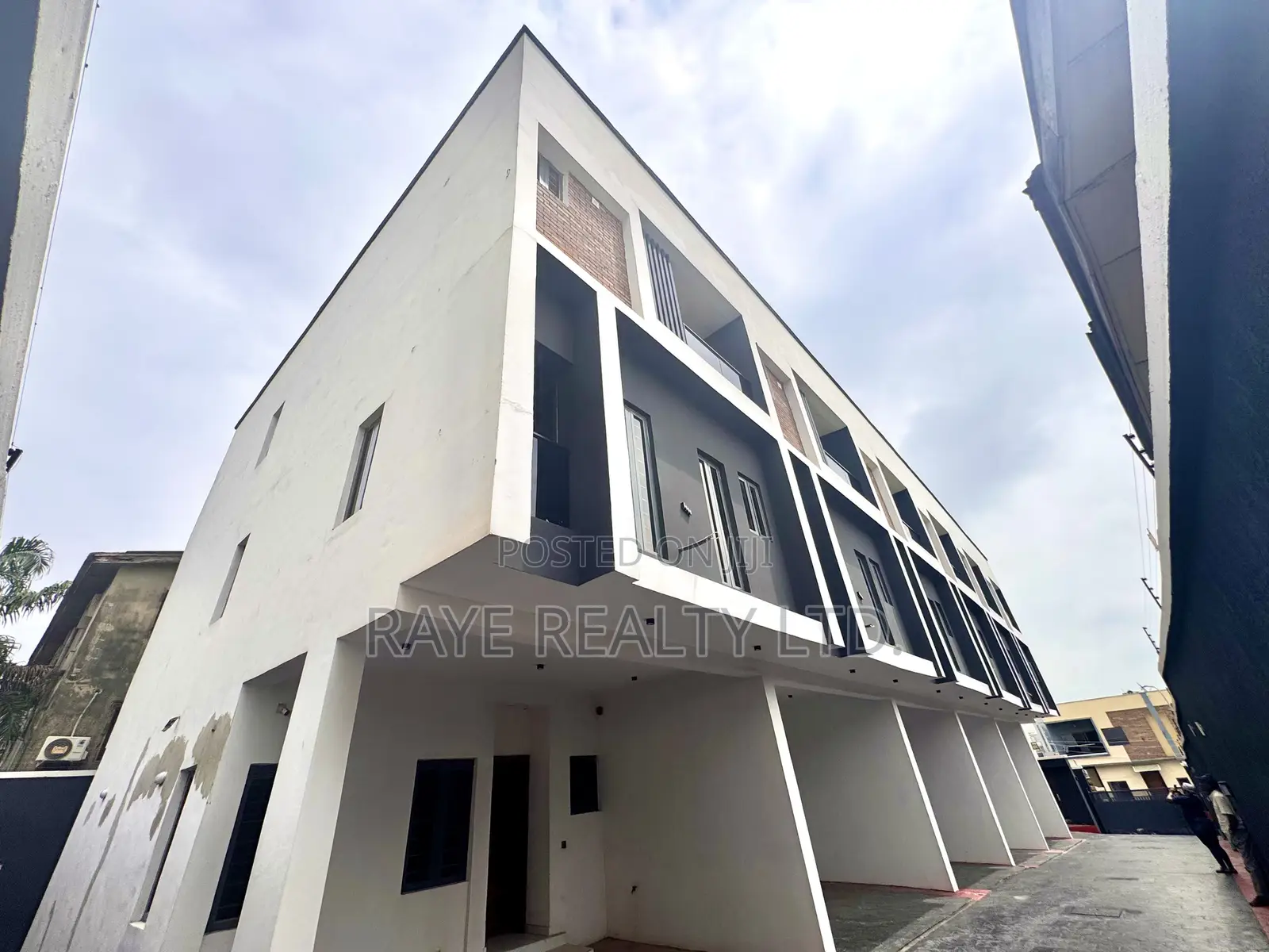 4bdrm Duplex in Onigbongbo for sale in Onigbongbo