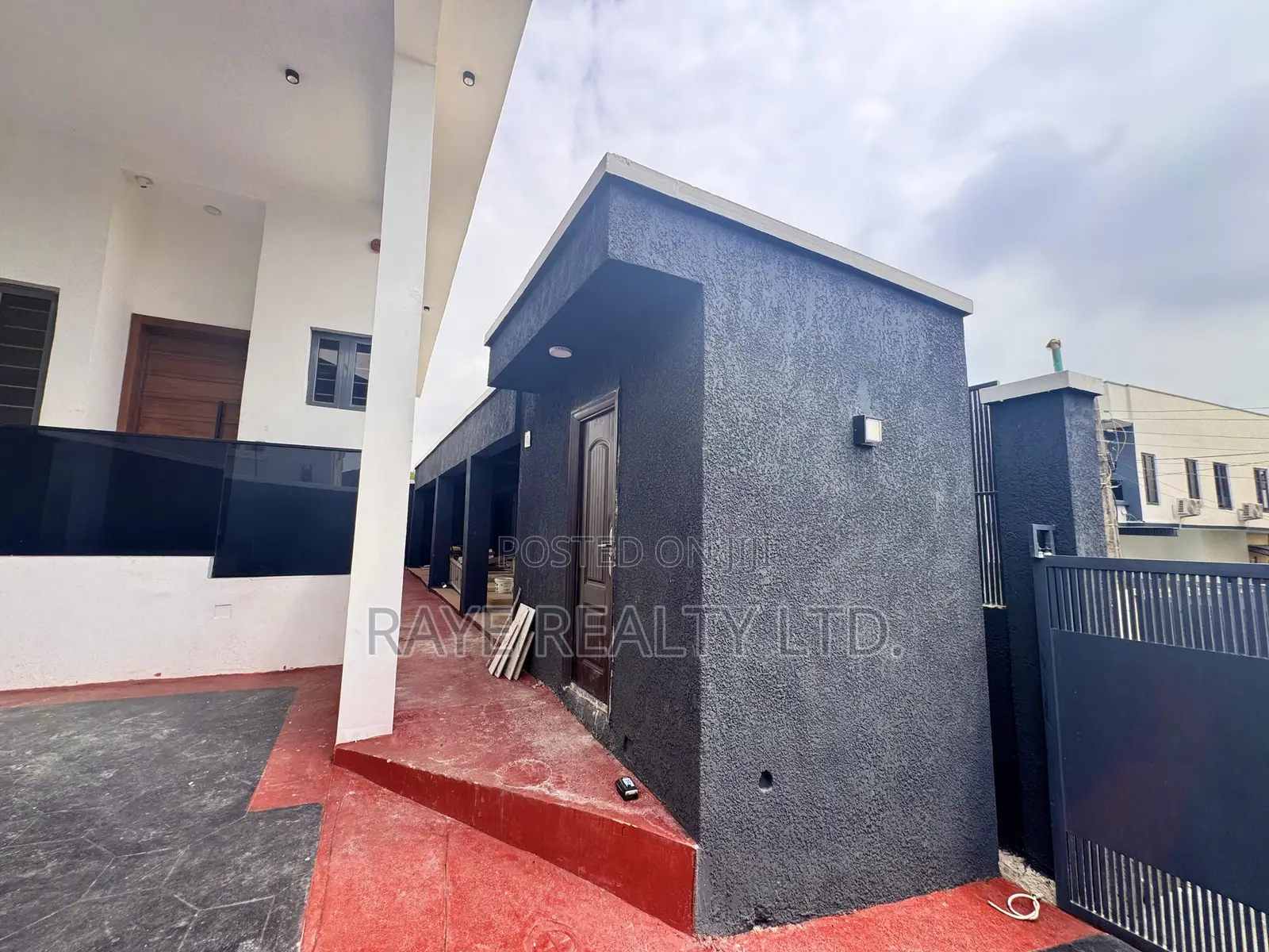 4bdrm Duplex in Onigbongbo for sale in Onigbongbo
