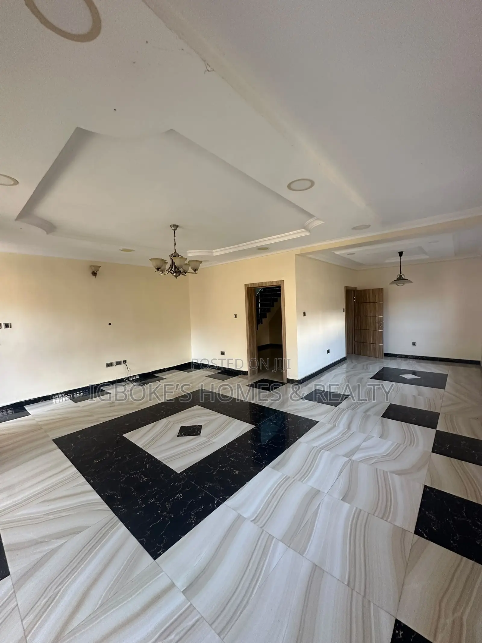 4bdrm Duplex in Chevron for sale in Chevron