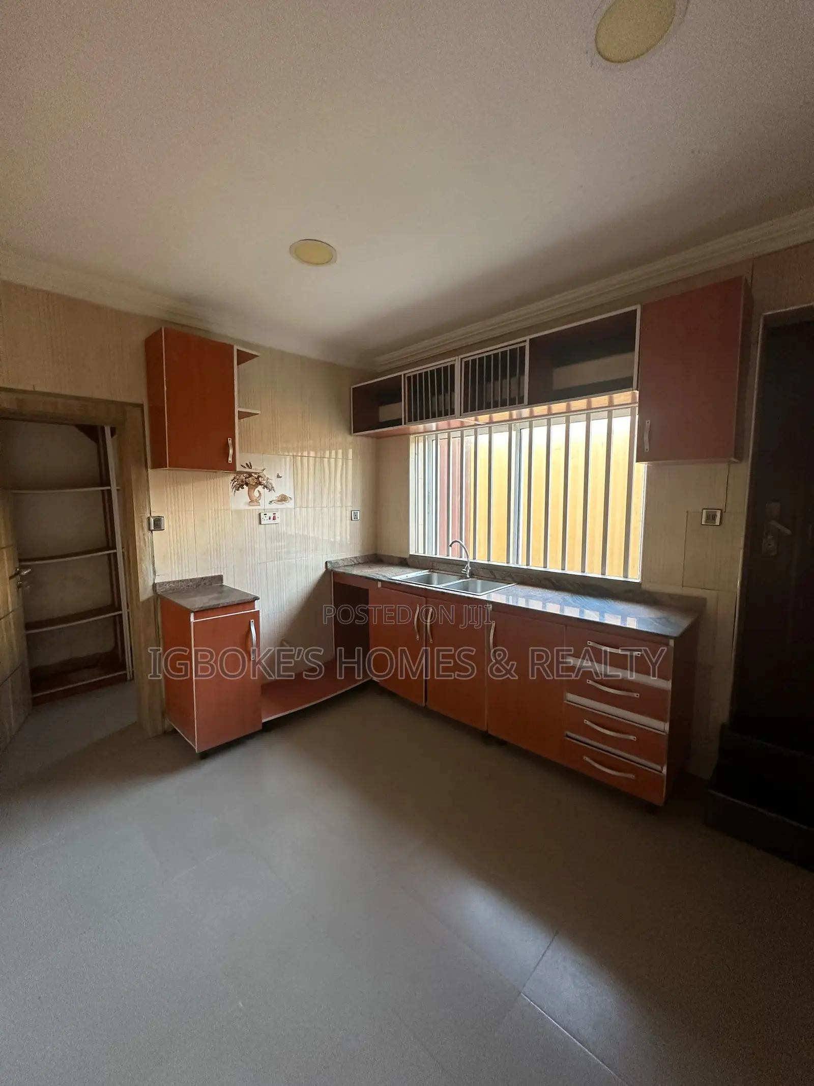 4bdrm Duplex in Chevron for sale in Chevron