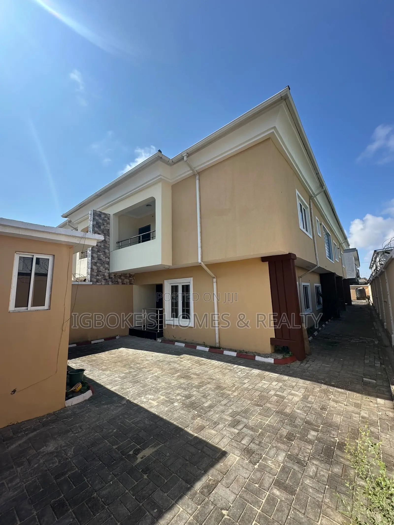 4bdrm Duplex in Chevron for sale in Chevron