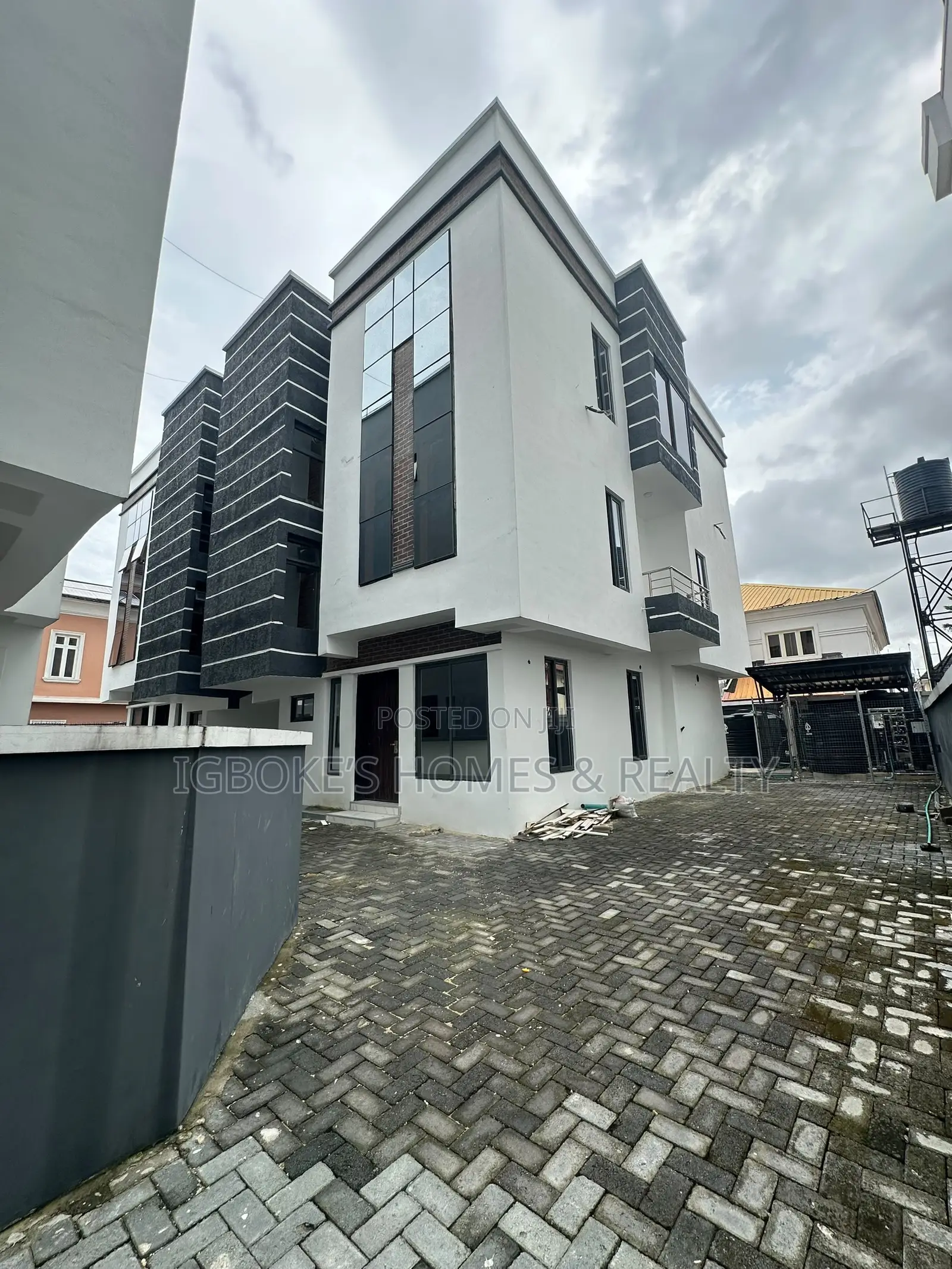 4bdrm Duplex in Lekki Phase 1 for sale in Lekki Phase 1