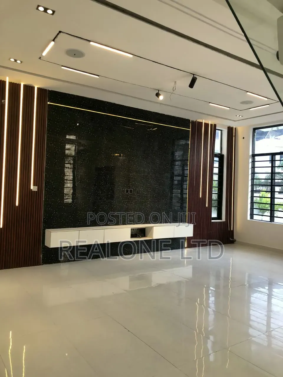 5bdrm Duplex in Ikota for sale in Ikota