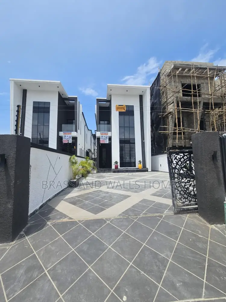 5bdrm Duplex in Ikota for sale in Ikota