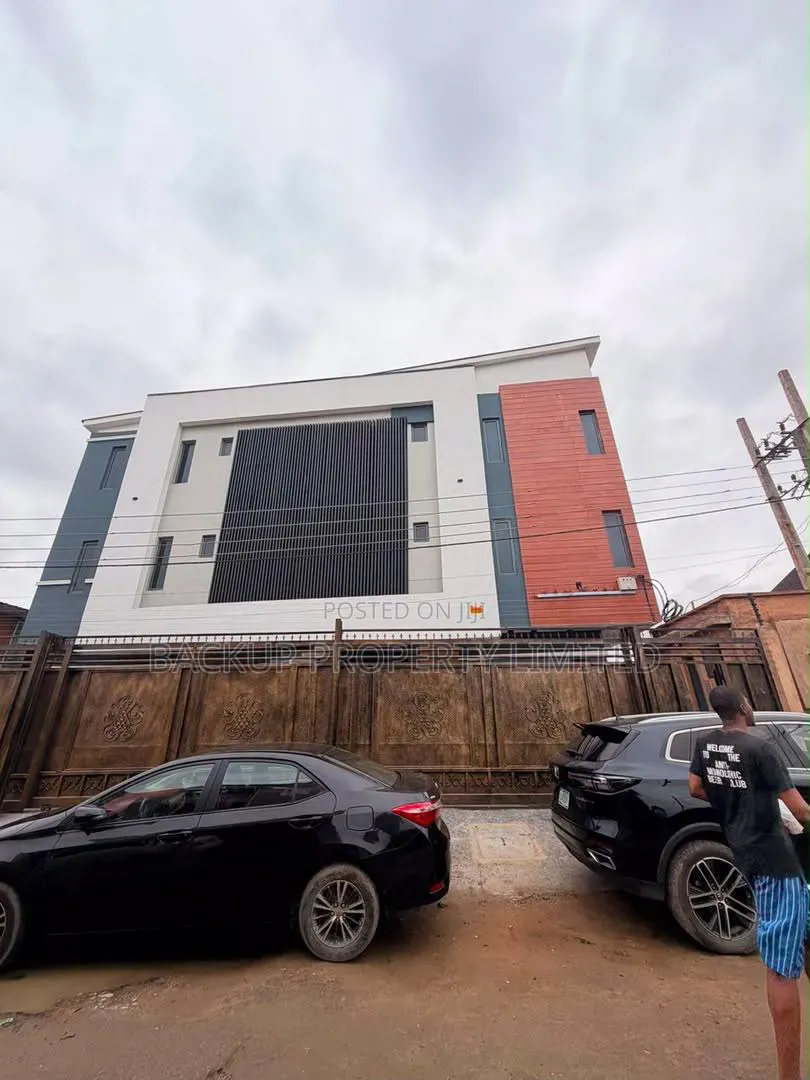 2bdrm Apartment in Lawanson for sale in Lawanson