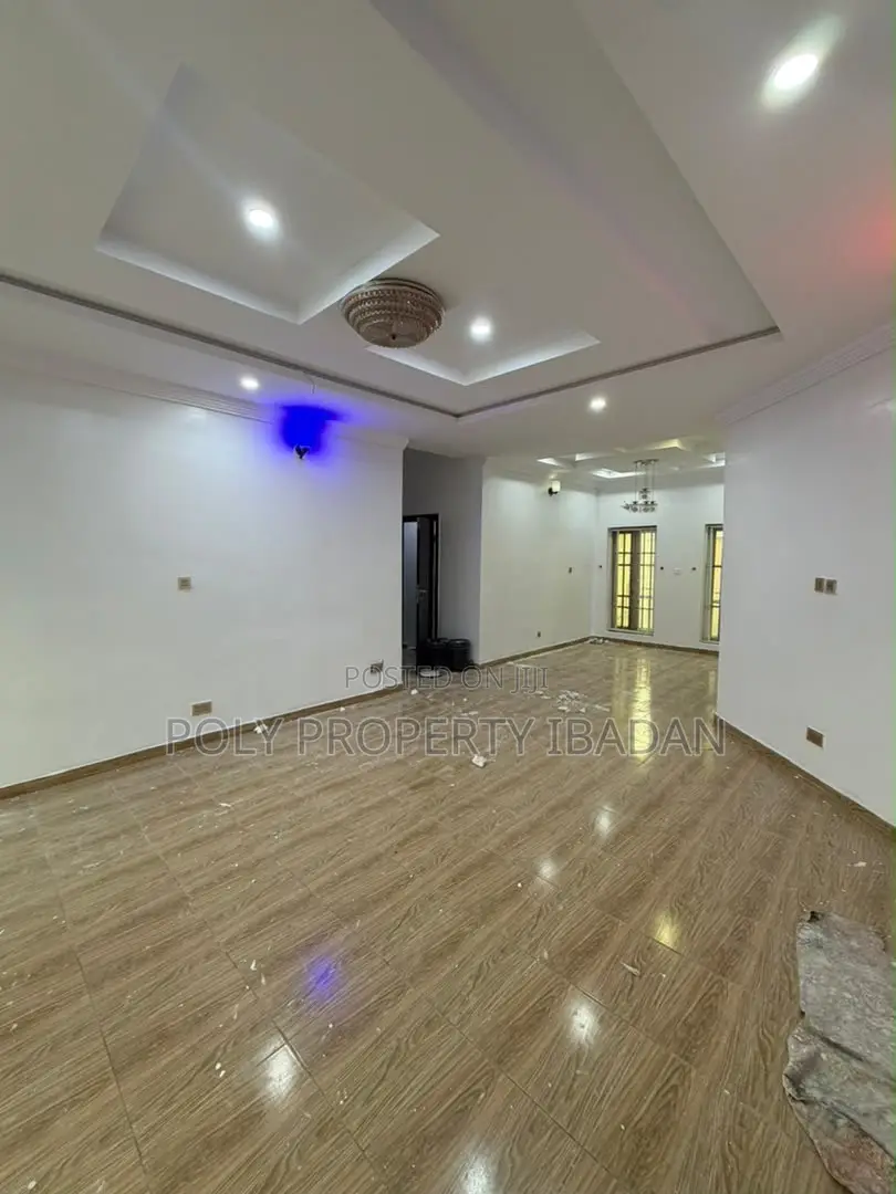 3bdrm Apartment in Kolapo Ishola Gra, Akobo for rent in Akobo
