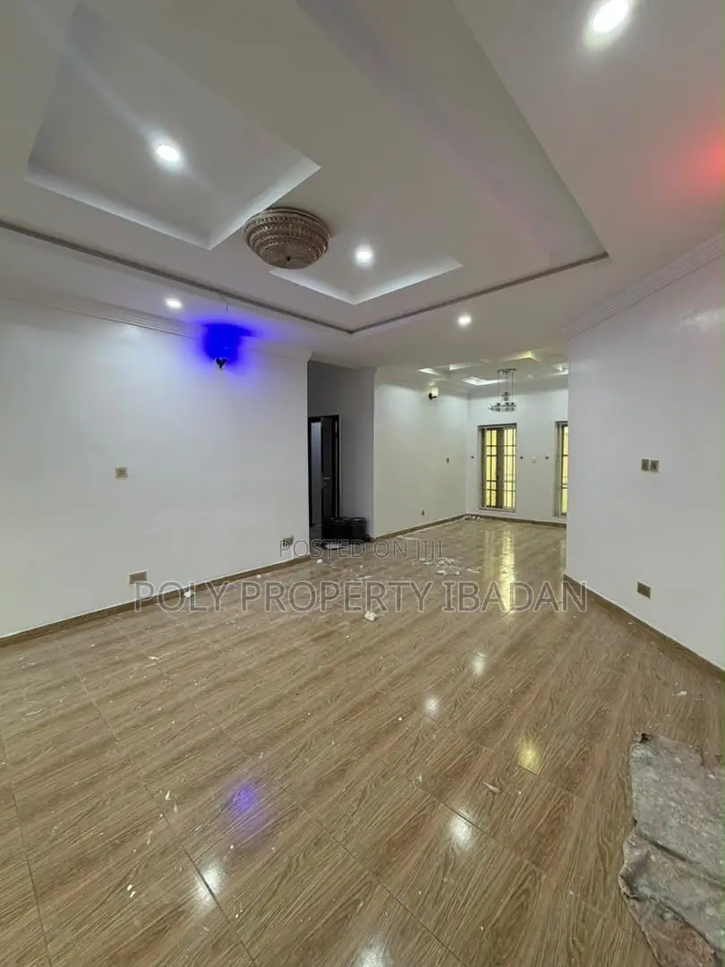 3bdrm Apartment in Kolapo Ishola Gra, Akobo for rent in Akobo