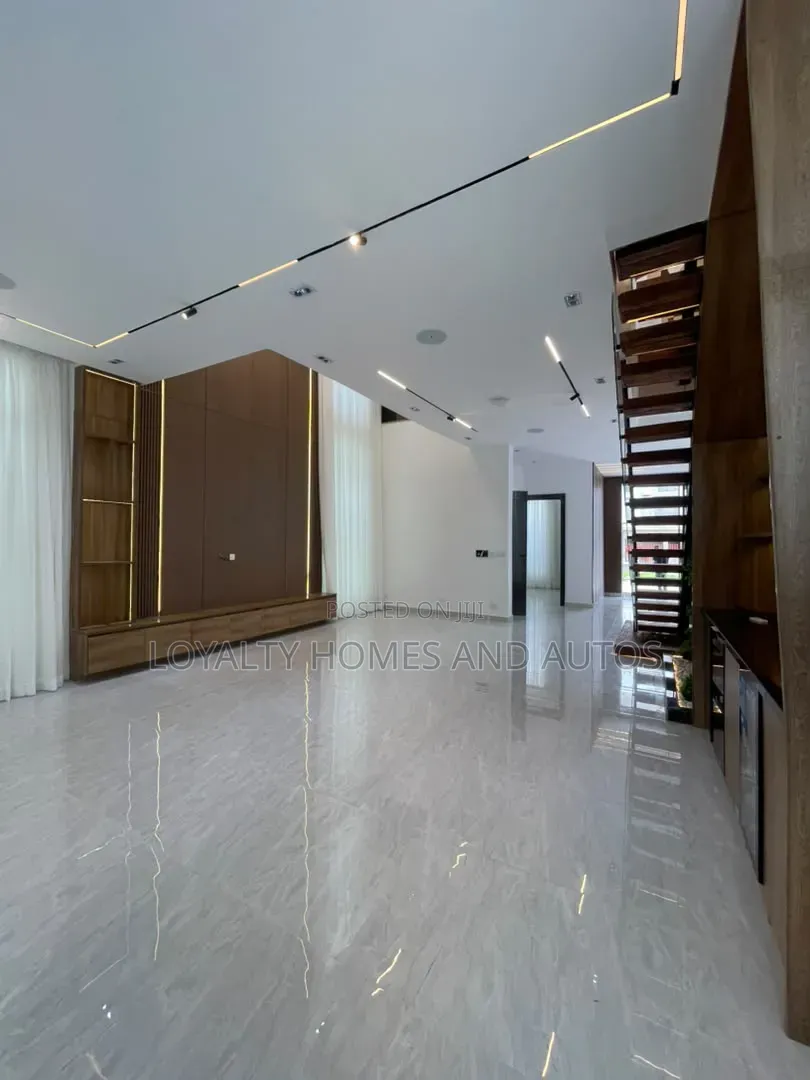 5bdrm Duplex in Osapa london for sale in Osapa london