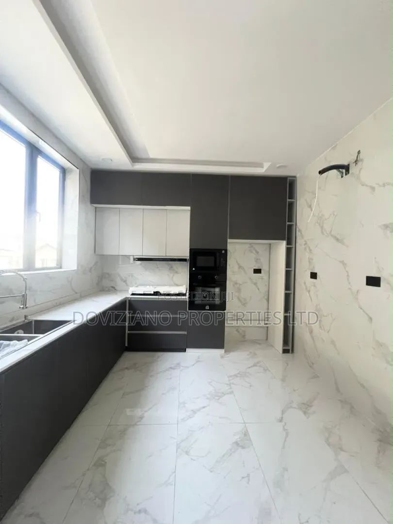 5bdrm Duplex in Lekki Phase 1 for sale in Lekki Phase 1