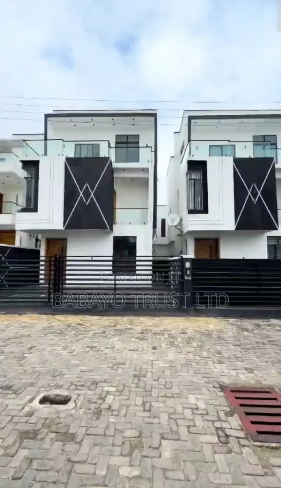 5bdrm Duplex in Chevron for sale in Chevron