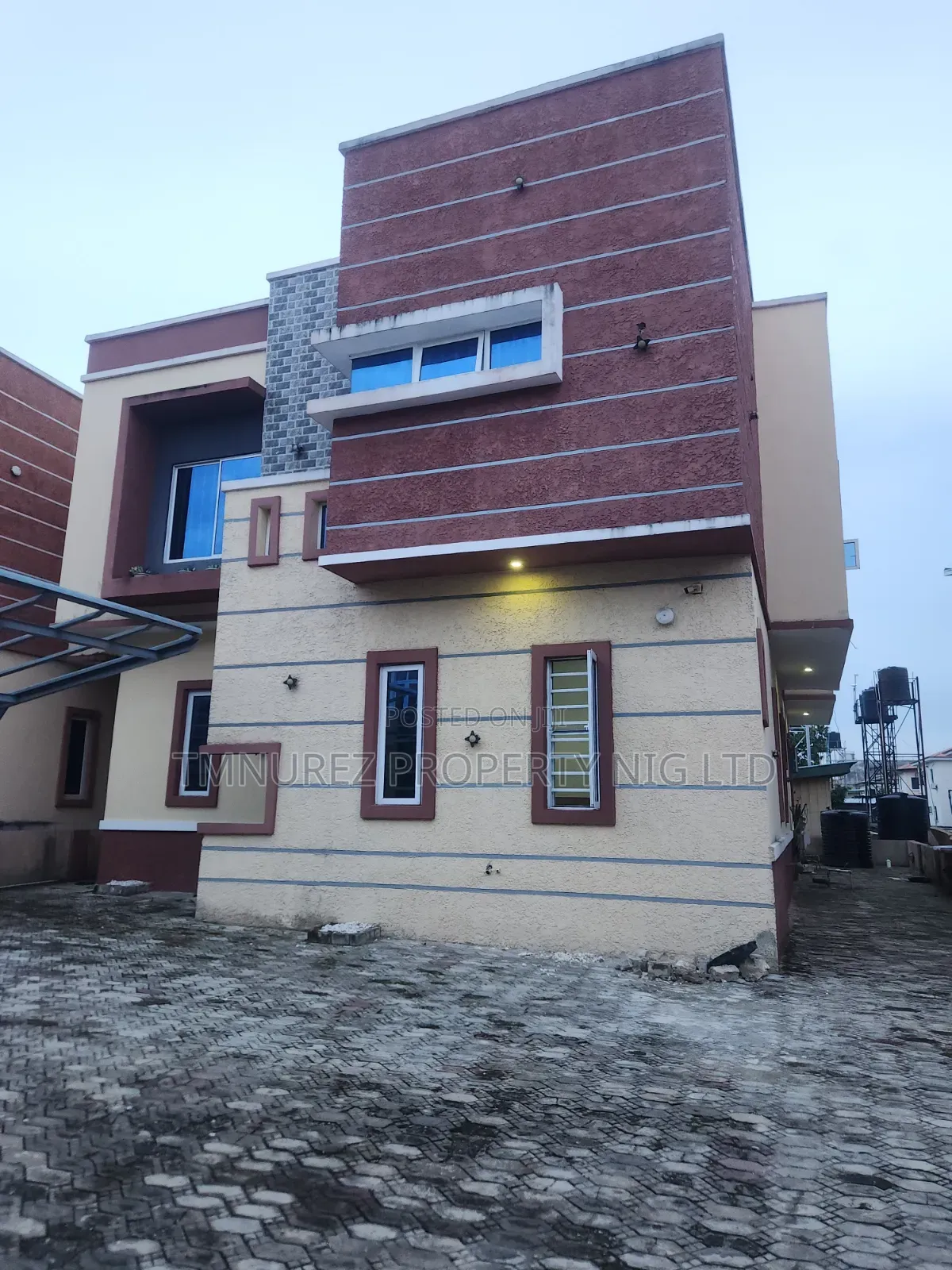 Mini Flat in Chevron for rent in Chevron