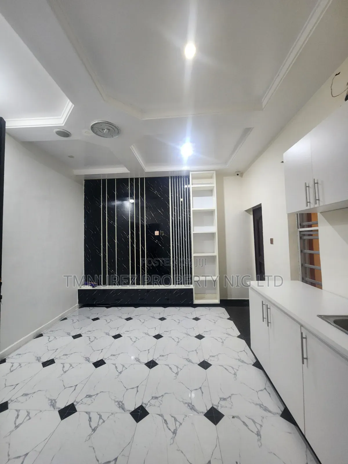 Mini Flat in Chevron for rent in Chevron
