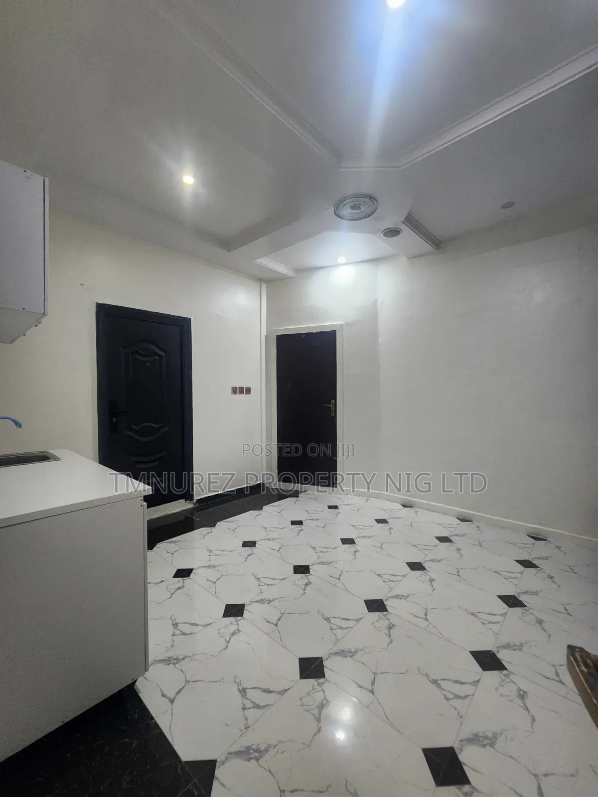 Mini Flat in Chevron for rent in Chevron