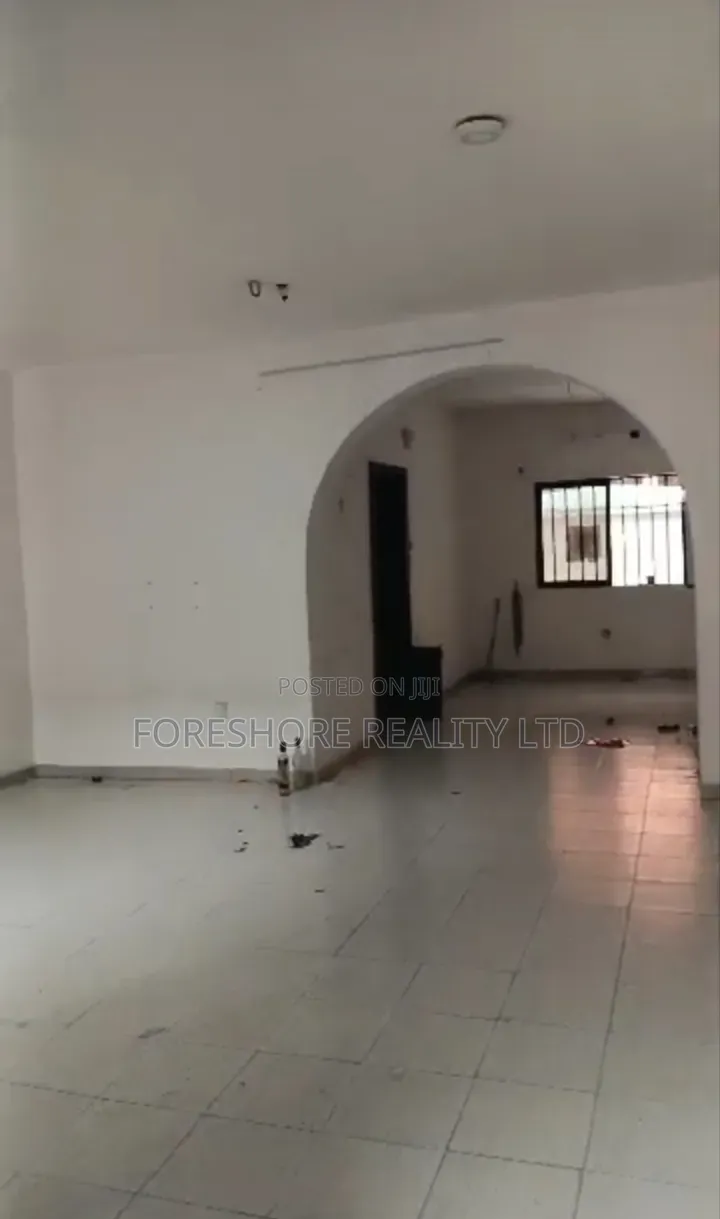 3bdrm Apartment in Ilupeju for rent in Ikorodu Road / Ilupeju