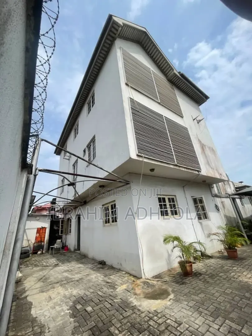 Office Buildings on 3 Floors on 500sqm in Alagomeji