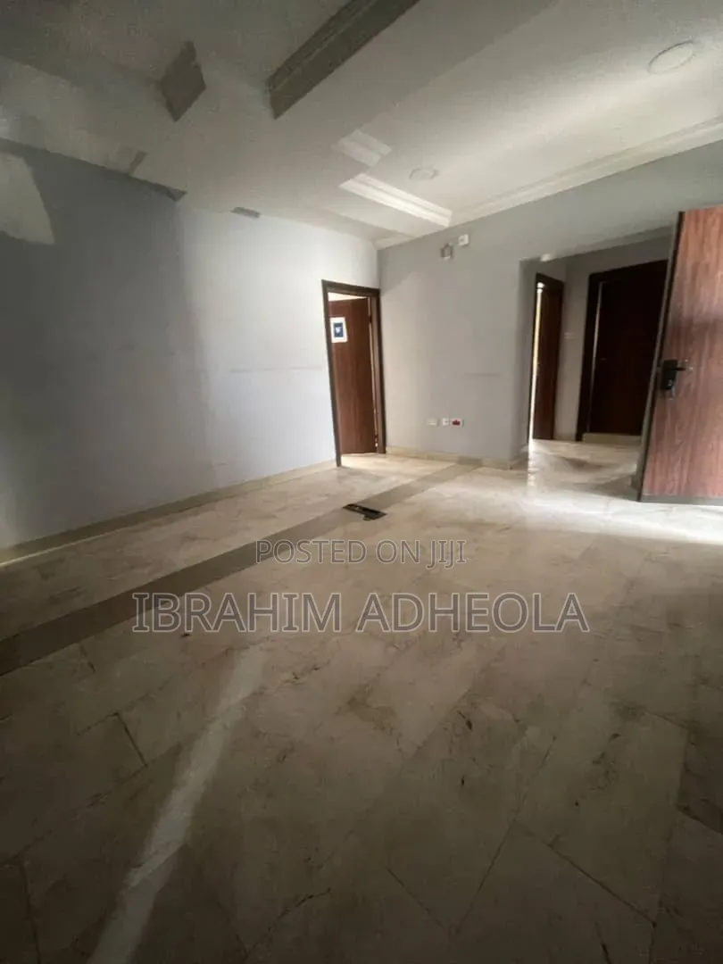 Office Buildings on 3 Floors on 500sqm in Alagomeji