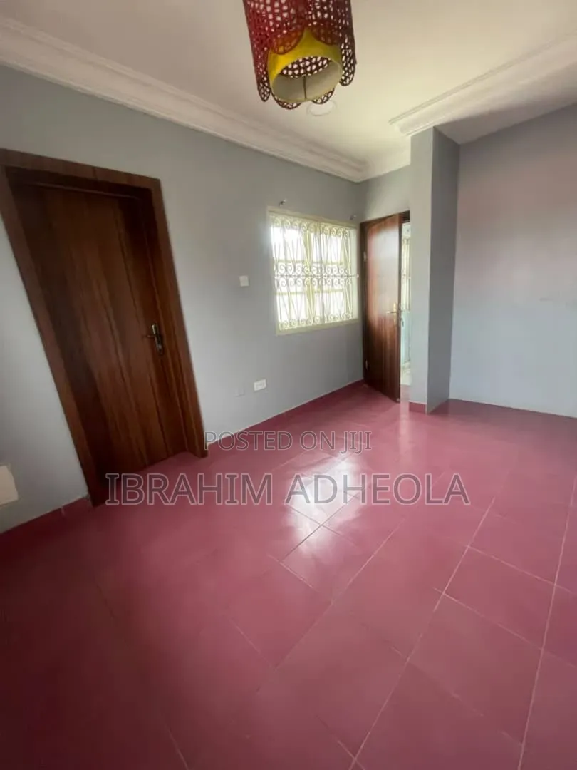 Office Buildings on 3 Floors on 500sqm in Alagomeji