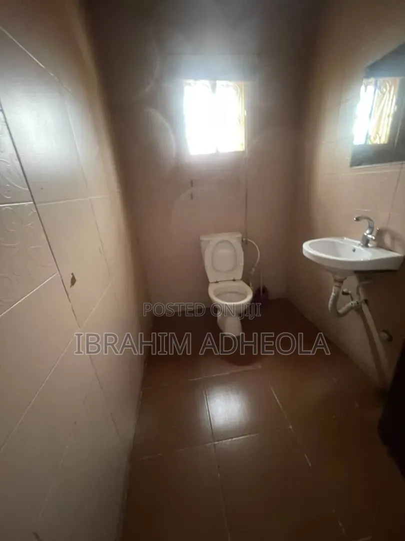Office Buildings on 3 Floors on 500sqm in Alagomeji