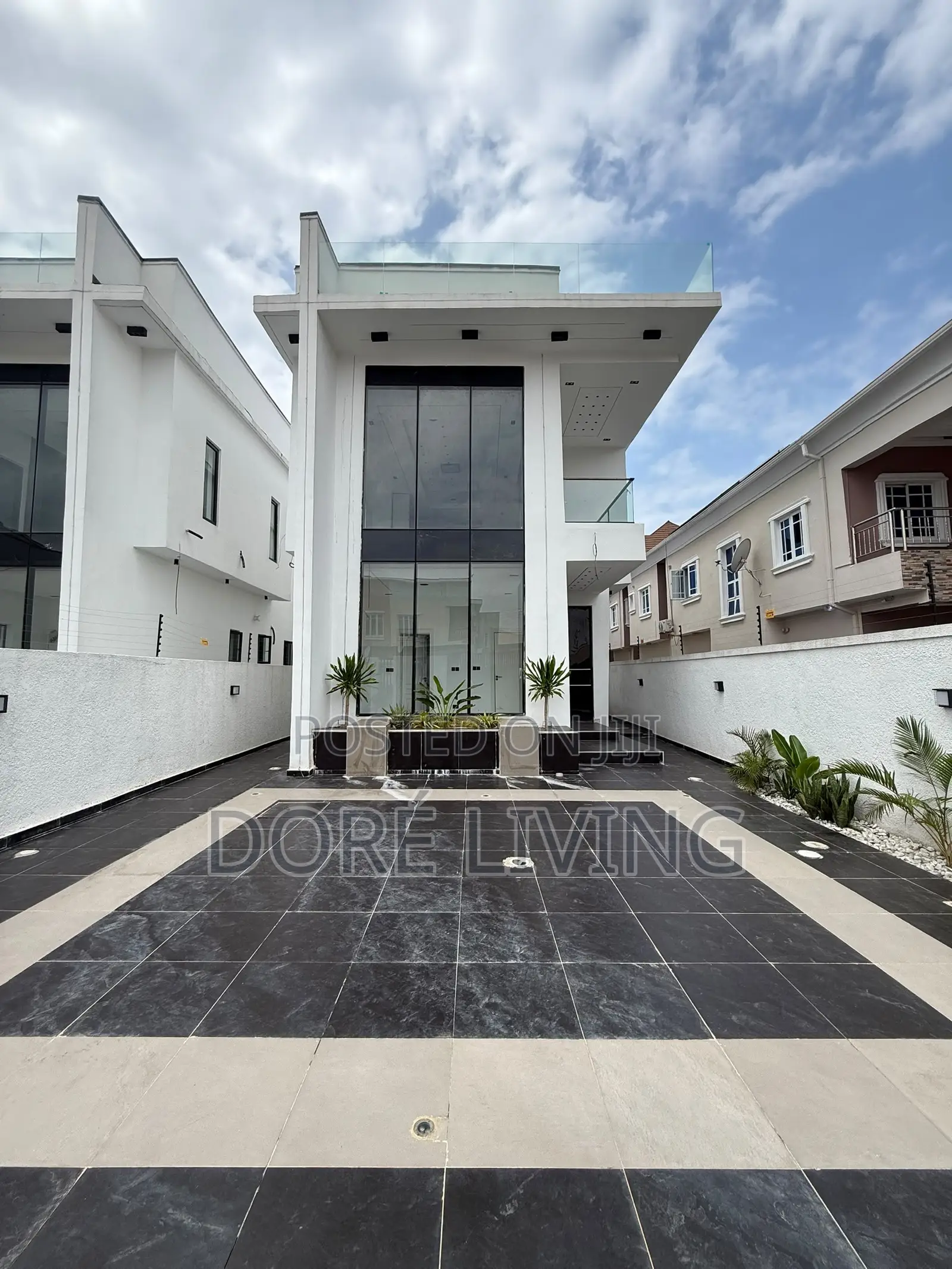 5bdrm Duplex in Ikota for sale in Ikota