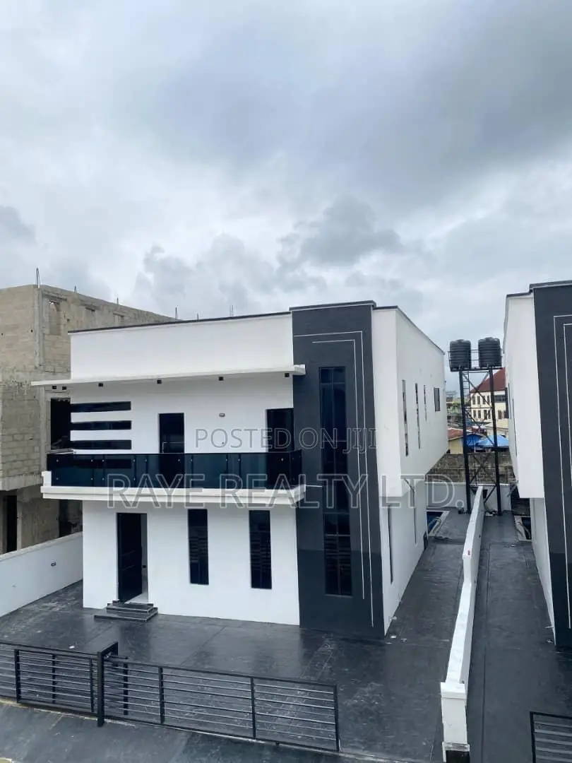 5bdrm Duplex in Chevron for sale in Chevron