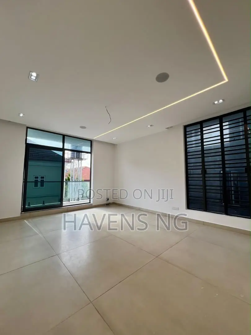 5bdrm Duplex in Lekki Phase 1 for sale in Lekki Phase 1