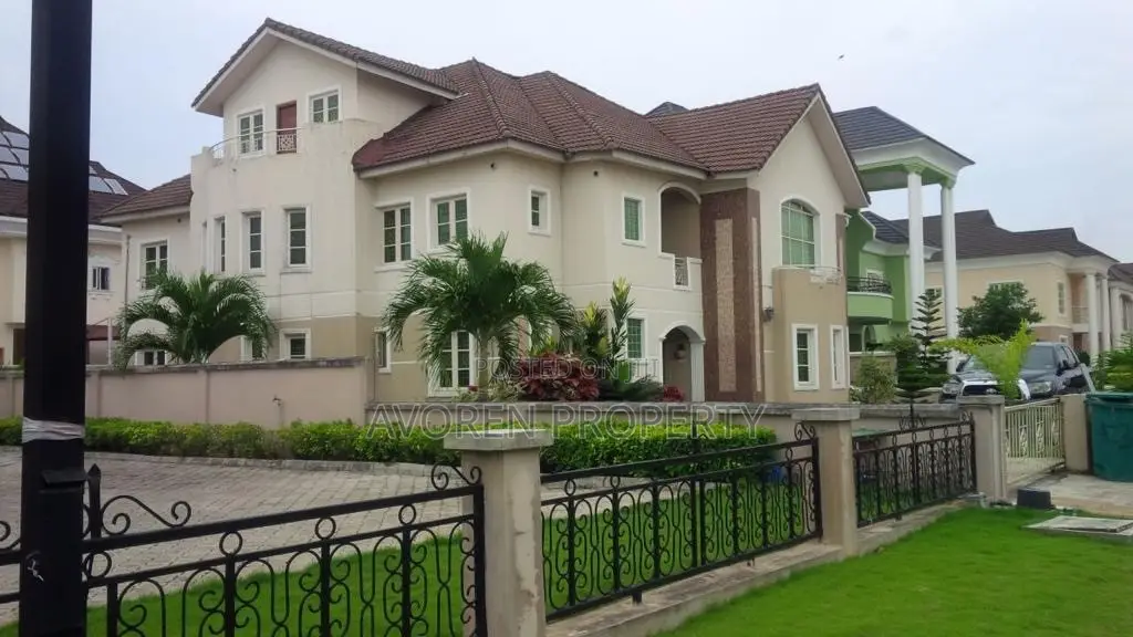 Furnished 5bdrm Apartment in Carlton Gate Estate, Chevron for sale in Chevron