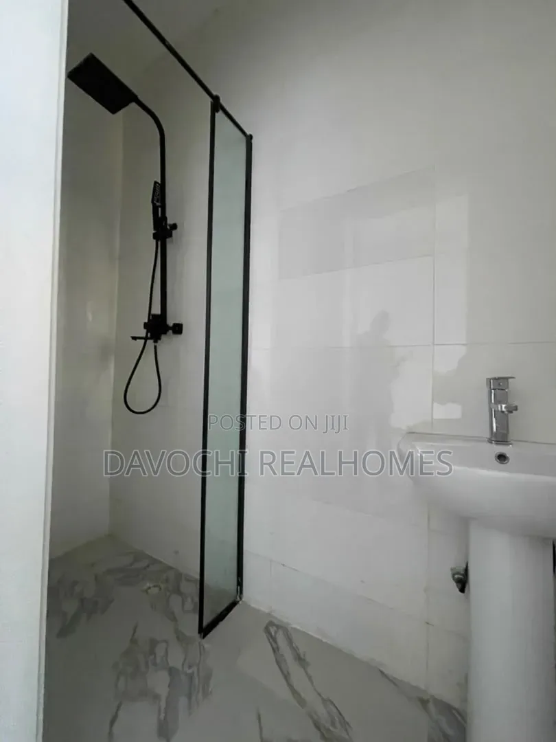4bdrm Duplex in Chevron for sale in Chevron