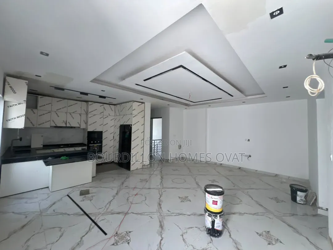 3bdrm Apartment in Off Freedom Way, for sale in Lekki Phase 1