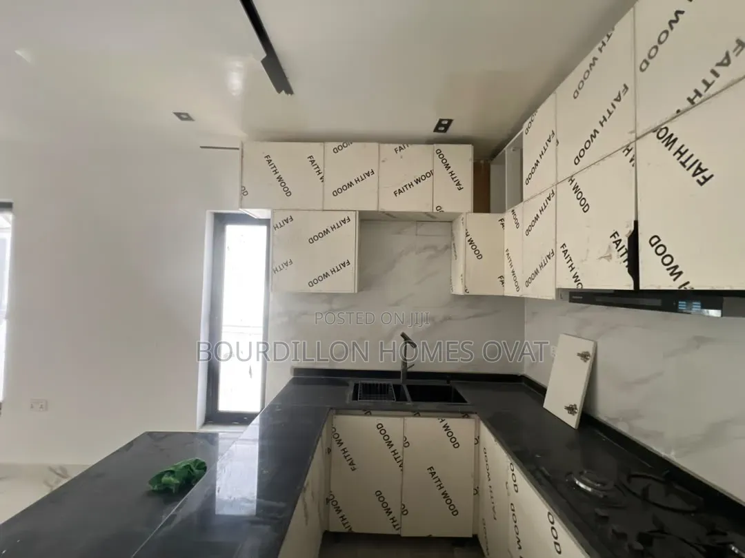 3bdrm Apartment in Off Freedom Way, for sale in Lekki Phase 1