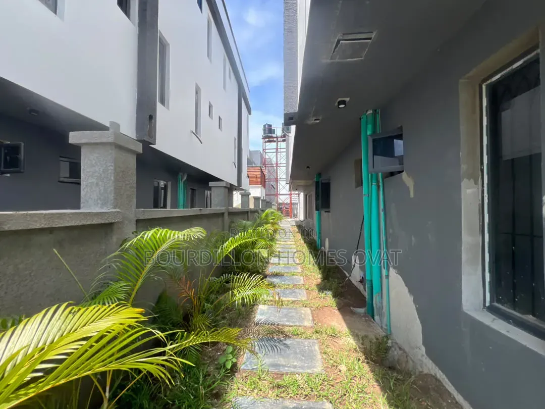 4bdrm Duplex in Off Freedom Way for sale in Lekki Phase 1