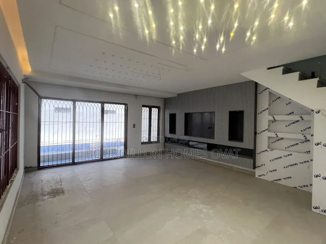 4bdrm Duplex in Off Freedom Way for sale in Lekki Phase 1