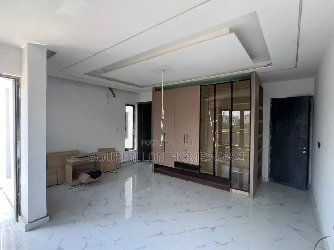 4bdrm Duplex in Off Freedom Way for sale in Lekki Phase 1