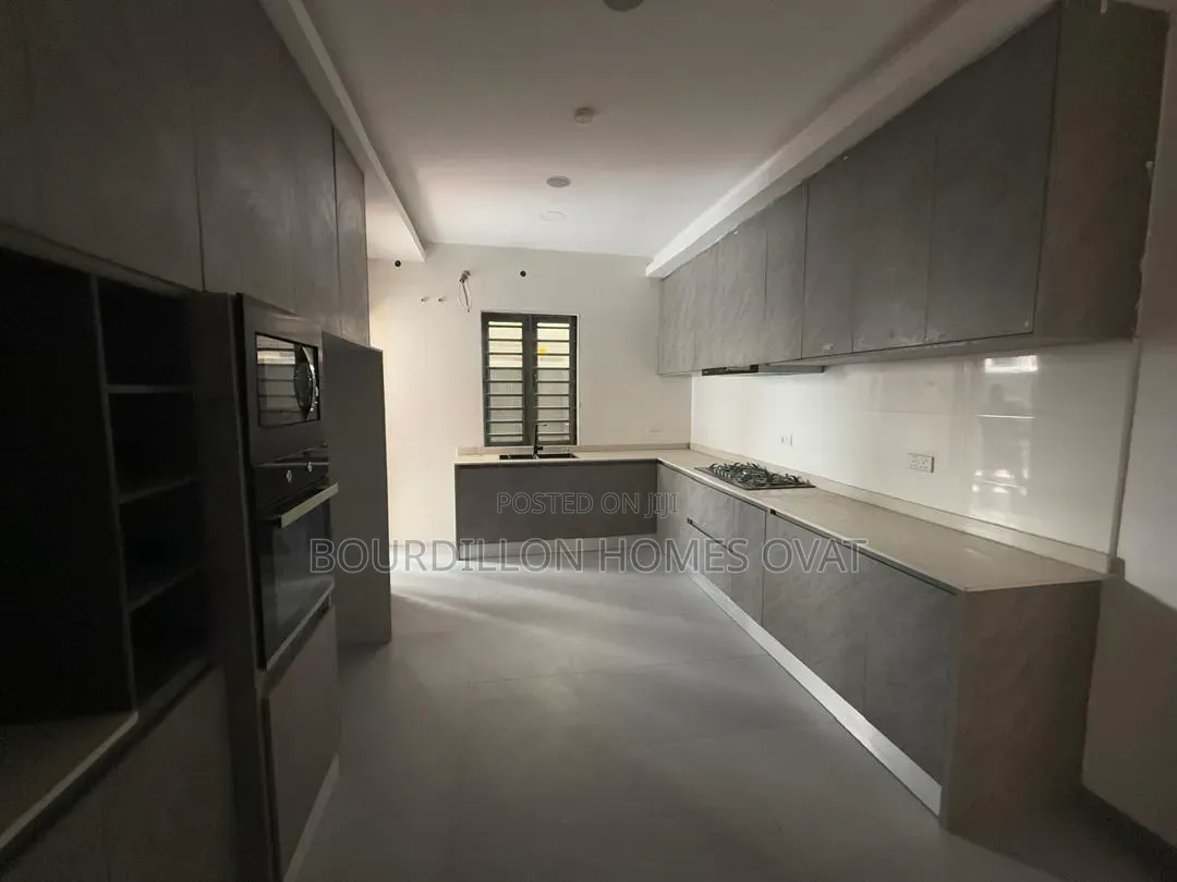 5bdrm Duplex in Off Freedom Way for sale in Lekki Phase 1