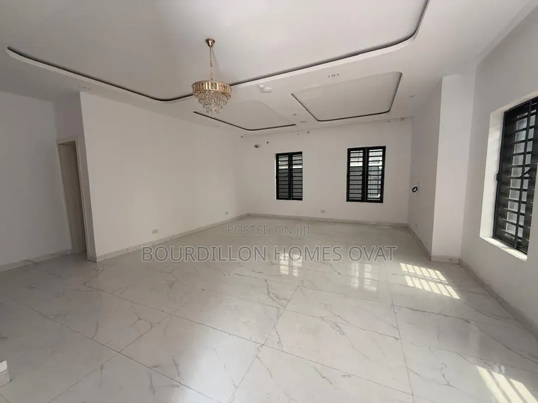 5bdrm Duplex in Off Freedom Way for sale in Lekki Phase 1