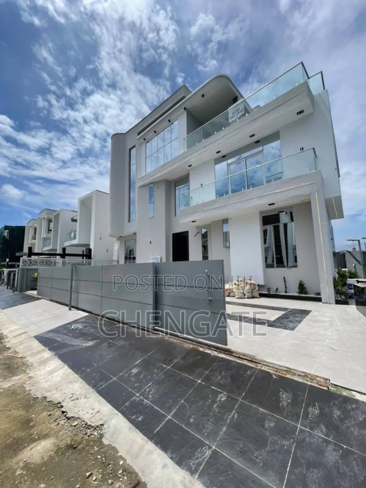 5bdrm Duplex in Chevron for sale in Chevron