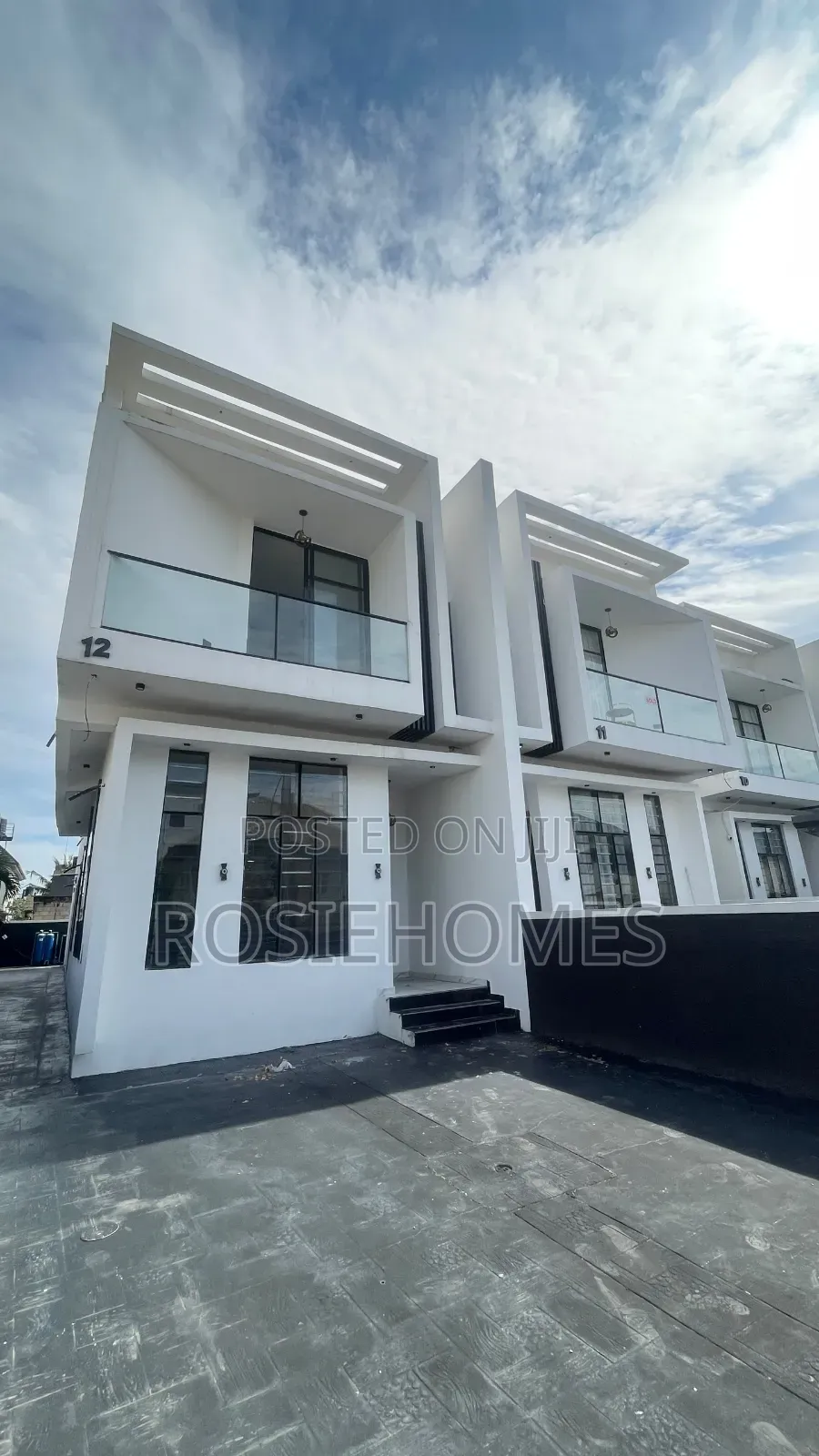 4bdrm Duplex in Idado for sale in Idado